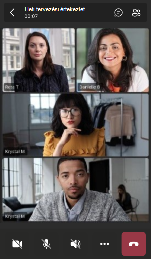 Microsoft Teams mobilon: alul kamera, mikrofon, hangszóró, három pont és piros kilépési gomb; felül csevegés.